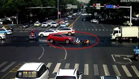 非机动车提前过马路发生碰撞